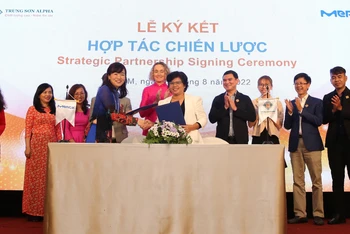 Bà Hideko Ikeda TGĐ Merck Healthcare Việt Nam ký kết hợp tác chiến lược với các chuỗi nhà thuốc nhằm nâng cao năng lực dược sĩ.