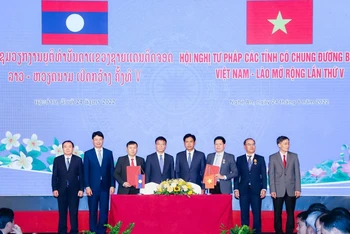 Lãnh đạo Bộ Tư pháp Việt Nam và Bộ Tư pháp Lào ký kết Chương trình hợp tác năm 2023.