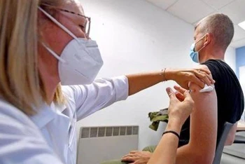 Nhân viên y tế tiêm vaccine phòng đậu mùa khỉ tại điểm tiêm chủng ở Lille, miền bắc Pháp ngày 10/8/2022. (Ảnh: AFP/TTXVN)