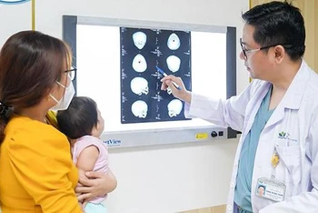 Bác sĩ Đặng Hoàng Thơm giải thích cho gia đình về kế hoạch điều trị cho bé N.H.