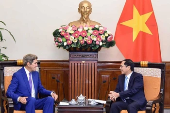 Bộ trưởng Ngoại giao Bùi Thanh Sơn đã tiếp Đặc phái viên của Tổng thống Hoa Kỳ về khí hậu John Kerry. (Ảnh: Bộ Ngoại giao)