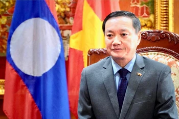 Đại sứ Việt Nam tại Lào Nguyễn Bá Hùng trả lời phỏng vấn các cơ quan báo chí Lào nhân kỷ niệm 60 năm Ngày thiết lập quan hệ ngoại giao Việt Nam-Lào.