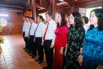 Đồng chí Nguyễn Xuân Thắng và Đoàn đại biểu dâng hoa, dâng hương tưởng niệm cố Tổng Bí thư Lê Hồng Phong. 