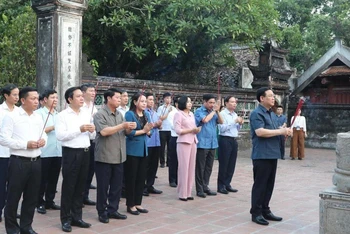 Chủ tịch Quốc hội Vương Đình Huệ dâng hương tại Cố đô Hoa Lư (Ninh Bình).