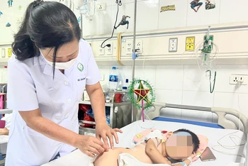 TS, BS Nguyễn Việt Hoa khám cho bệnh nhi. 