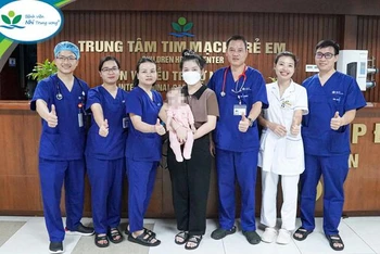 Hai mẹ con bé P.S chụp ảnh lưu niệm cùng các y bác sĩ Trung tâm Tim mạch – Bệnh viện Nhi Trung ương.
