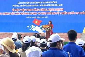 Phó Chủ tịch Ủy ban nhân dân tỉnh Đắk Lắk H’Yim Kđoh phát biểu tại Lễ phát động Chiến dịch truyền thông phòng, chống dịch Covid-19 trong tình hình mới.