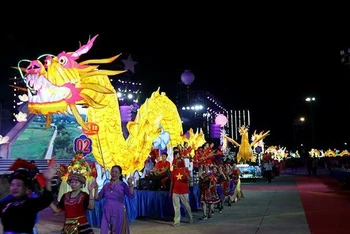 Lễ hội thành Tuyên hằng năm thu hút hàng vạn khách du lịch trong và ngoài nước. 