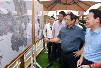 Thủ tướng Phạm Minh Chính khảo sát đồ án quy hoạch chung xây dựng khu du lịch quốc gia hồ Thác Bà.