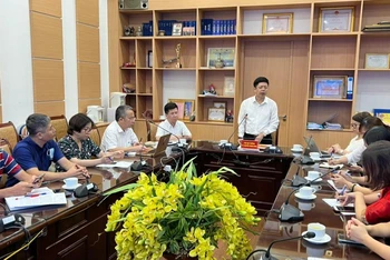 Tiến sĩ Nguyễn Trọng Khoa chủ trì cuộc họp. 
