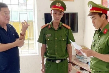 Công an tống đạt quyết định khởi tố, bắt tạm giam ông Phạm Văn Hải.