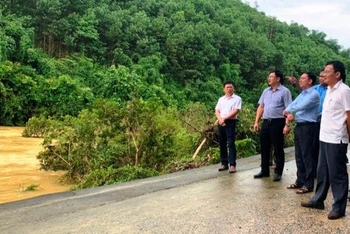 Các thành viên đoàn công tác của tỉnh Thanh Hóa kiểm tra khu vực tràn Cư Dụ trên Đường tỉnh 519B còn bị ngập.