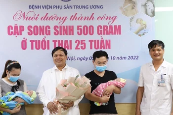 PGS,TS Trần Danh Cường, Giám đốc Bệnh viện Sản Trung ương chúc mừng gia đình em bé.