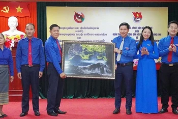 Lãnh đạo Tỉnh đoàn Quảng Bình tặng quà lưu niệm cho Tỉnh đoàn Khăm Muộn, Lào.