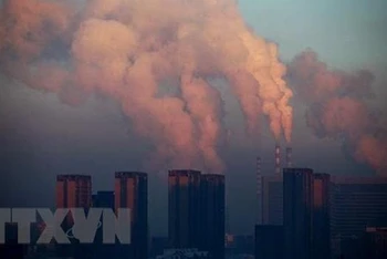 Khí thải tại nhà máy nhiệt điện ở Trường Xuân, tỉnh Cát Lâm, Trung Quốc. (Ảnh: AFP/TTXVN)
