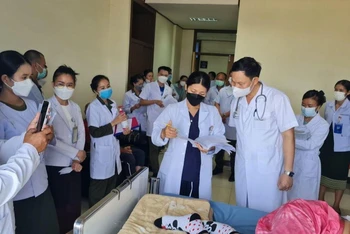 Nâng cao năng lực trong chẩn đoán và điều trị bệnh cho bác sĩ tại khoa Huyết học, Bệnh viện Quân y 103 (Lào).