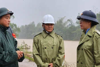 Bí thư Tỉnh ủy Quảng Ngãi Bùi Thị Quỳnh Vân kiểm tra tình hình sạt lở bờ sông Cây Bứa, huyện Tư Nghĩa. 