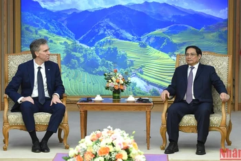 Thủ tướng Phạm Minh Chính tại buổi tiếp ông Juan Ignacio Rubiolo, Phó Chủ tịch Thường trực Tập đoàn năng lượng AES (Hoa Kỳ).