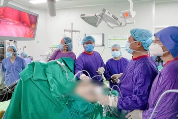 Các bác sĩ phẫu thuật tạo hình dạ dày ống đứng điều trị béo phì cho bệnh nhân.