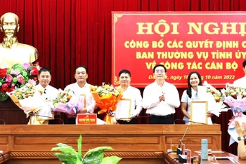 Bí thư Tỉnh ủy Đắk Lắk Nguyễn Đình Trung trao quyết định và tặng hoa chúc mừng các cán bộ được Tỉnh ủy phân công, điều động, bổ nhiệm.