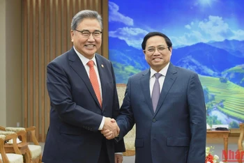 Thủ tướng Phạm Minh Chính tiếp Bộ trưởng Ngoại giao Hàn Quốc Park Jin. (Ảnh: TRẦN HẢI)