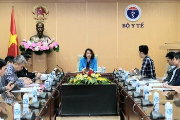 Thứ trưởng Nguyễn Thị Liên Hương chủ trì cuộc họp. (Ảnh: Báo Sức khỏe và Đời sống)