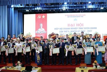 Lãnh đạo tỉnh Tuyên Quang tặng Bằng khen cho tập thể, cá nhân có nhiều đóng góp xây dựng và phát triển Hiệp hội Doanh nghiệp tỉnh, nhiệm kỳ 2017-2022.