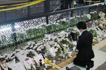 Người dân tưởng niệm các nạn nhân thiệt mạng trong vụ giẫm đạp tại Itaewon, Seoul, Hàn Quốc. (Ảnh: The New York Times/TTXVN)