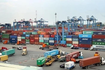 Hoạt động xuất nhập khẩu hàng hóa tại cảng Sài Gòn khu vực 1. (Ảnh minh họa: Hoàng Hùng/TTXVN)