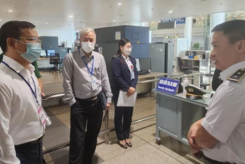 Tiến sĩ Vương Ánh Dương, Phó Cục trưởng Cục Quản lý khám, chữa bệnh kiểm tra công tác phòng chống bệnh đậu mùa khỉ tại sân bay Nội Bài.