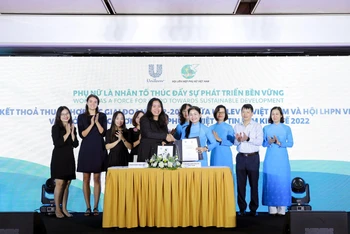 Đại diện Unilever Việt Nam và Hội Liên hiệp Phụ nữ Việt Nam ký kết chương trình hợp tác chiến lược.