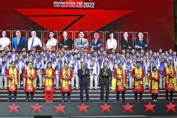 Các đồng chí Võ Văn Thưởng, Trần Tuấn Anh (thứ 6 và 7 từ trái qua, hàng đầu) trao danh hiệu Sao Đỏ năm 2022 tặng 10 doanh nhân trẻ xuất sắc.