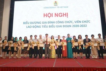 Công đoàn Y tế Việt Nam biểu dương 134 gia đình tiêu biểu.