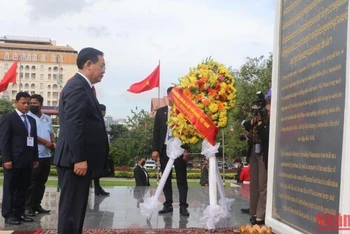 Chủ tịch Quốc hội Vương Đình Huệ và đoàn đại biểu Việt Nam đặt vòng hoa tại Đài Hữu nghị Việt Nam-Campuchia.