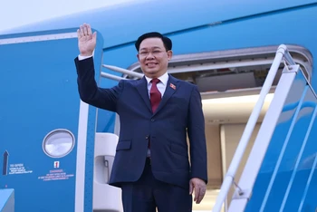 Chủ tịch Quốc hội Vương Đình Huệ dẫn đầu Đoàn đại biểu cấp cao Quốc hội Việt Nam rời Hà Nội thăm chính thức Vương quốc Campuchia và Cộng hòa Philippines. (Ảnh: DOÃN TUẤN/TTXVN)