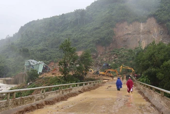 Sạt lở núi là mối nguy thường trực đối với các huyện miền núi Quảng Ngãi.