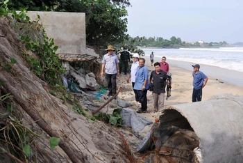 Bờ biển khu dân cư thôn Giai Sơn, xã An Mỹ, huyện Tuy An bị triều cường và sóng biển xâm thực uy hiếp trong đợt mưa bão cuối tháng 10/2922 vừa qua.