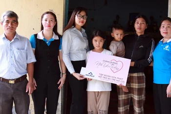 Đại diện Tập đoàn Hòa Phát trao biểu trưng nhận hỗ trợ trẻ em mồ côi ở huyện Bình Sơn (Quảng Ngãi).