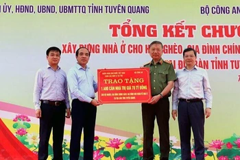 Đại tướng Tô Lâm, Ủy viên Bộ Chính trị, Bộ trưởng Công an trao biểu trưng hỗ trợ làm mới 1.400 nhà cho hộ nghèo tỉnh Tuyên Quang.
