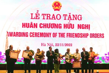 Đồng chí Trần Thanh Mẫn, Ủy viên Bộ Chính trị, Phó Chủ tịch Thường trực Quốc hội trao tặng Huân chương Hữu nghị cho Hội đồng Hòa bình thế giới và các lãnh đạo cấp cao của tổ chức.