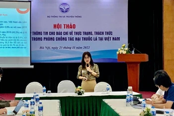 Bà Trần Thị Trang, Phó Vụ trưởng Vụ Pháp chế, Bộ Y tế chia sẻ thông tin tại hội thảo. 