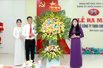 Bí thư Tỉnh ủy Hoàng Thị Thúy Lan chúc mừng Chi bộ cơ sở Công ty TNHH Compal (Việt Nam). 