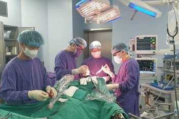 Phẫu thuật mở sọ giải ép cho bệnh nhân sau khi truyền khối tiểu cầu.