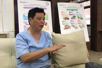 Tiến sĩ, bác sĩ Trương Hồng Sơn đưa ra lời khuyên cân bằng dinh dưỡng trong các bữa ăn để giảm cân.
