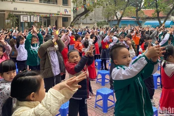 Hàng trăm em học sinh tiểu học háo hức tham gia "Ngày hội rửa tay".