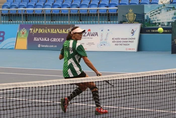 Các tay vợt đội Quân đội và thành phố Hồ Chí Minh thi đấu nội dung chung kết đồng đội nữ môn Quần vợt.