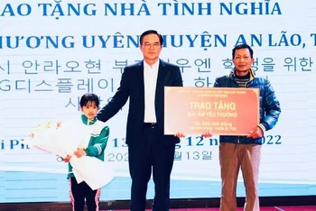 Công ty LG Display Việt Nam Hải Phòng trao nhà mái ấm yêu thương tặng gia đình có hoàn cảnh khó khăn trên địa bàn huyện An Lão.