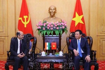 Giám đốc Học viện Chính trị quốc gia Hồ Chí Minh Nguyễn Xuân Thắng tiếp Đại sứ Ấn Độ tại Việt Nam Sandeep Arya. (Ảnh: TTXVN)