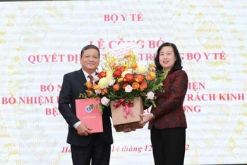 Bộ trưởng Y tế Đào Hồng Lan trao quyết định bổ nhiệm Giám đốc Bệnh viện Phổi Trung ương cho Tiến sĩ, bác sĩ Đinh Xuân Lượng.