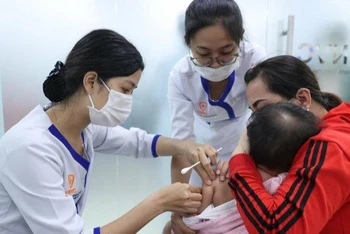 Bác sĩ khuyến cáo cần tiêm vaccine cúm cho trẻ em.